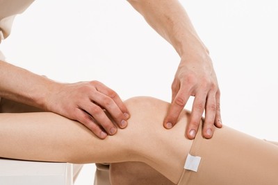 physical therapy knee assessment on patient